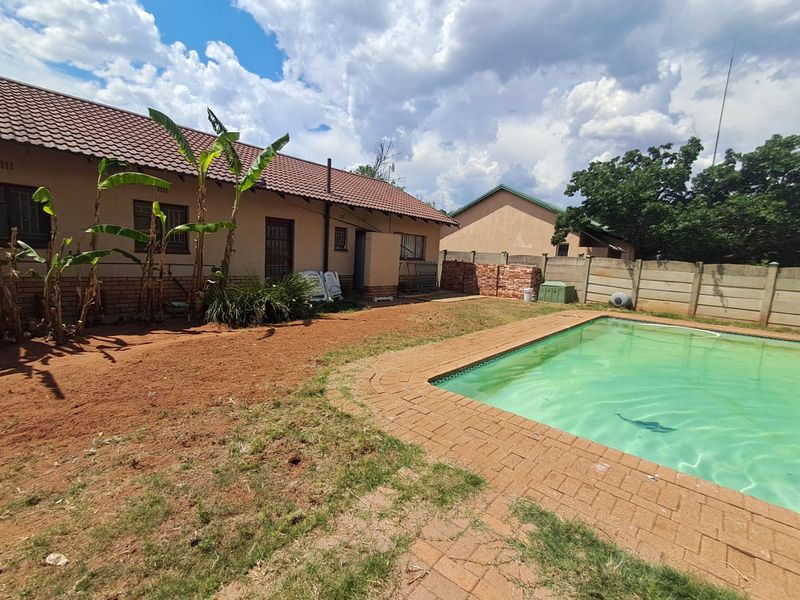4 Bedroom 3 Bathroom property for sale in Stilfontein EXT 4. - Photo 2