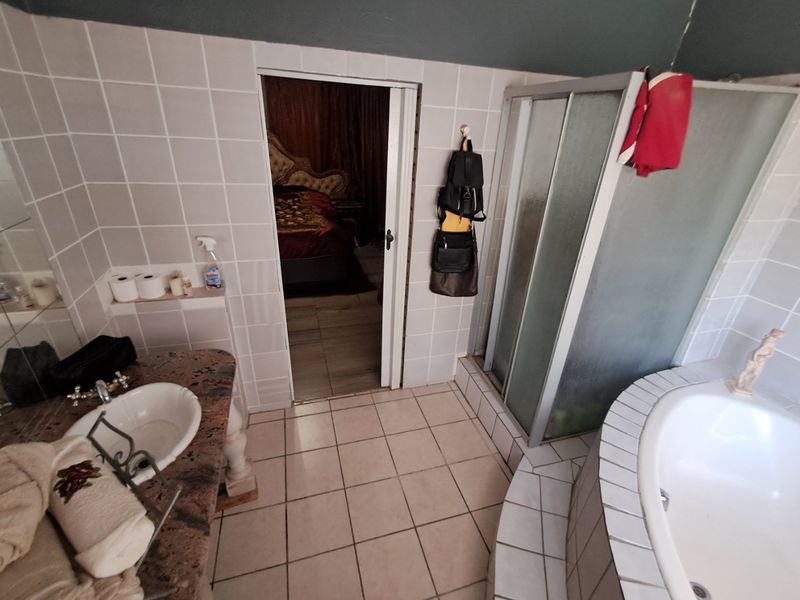 4 Bedroom 3 Bathroom property for sale in Stilfontein EXT 4. - Photo 10