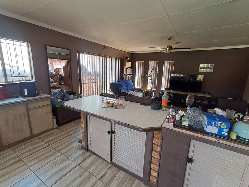 4 Bedroom 3 Bathroom property for sale in Stilfontein EXT 4. - Photo 9