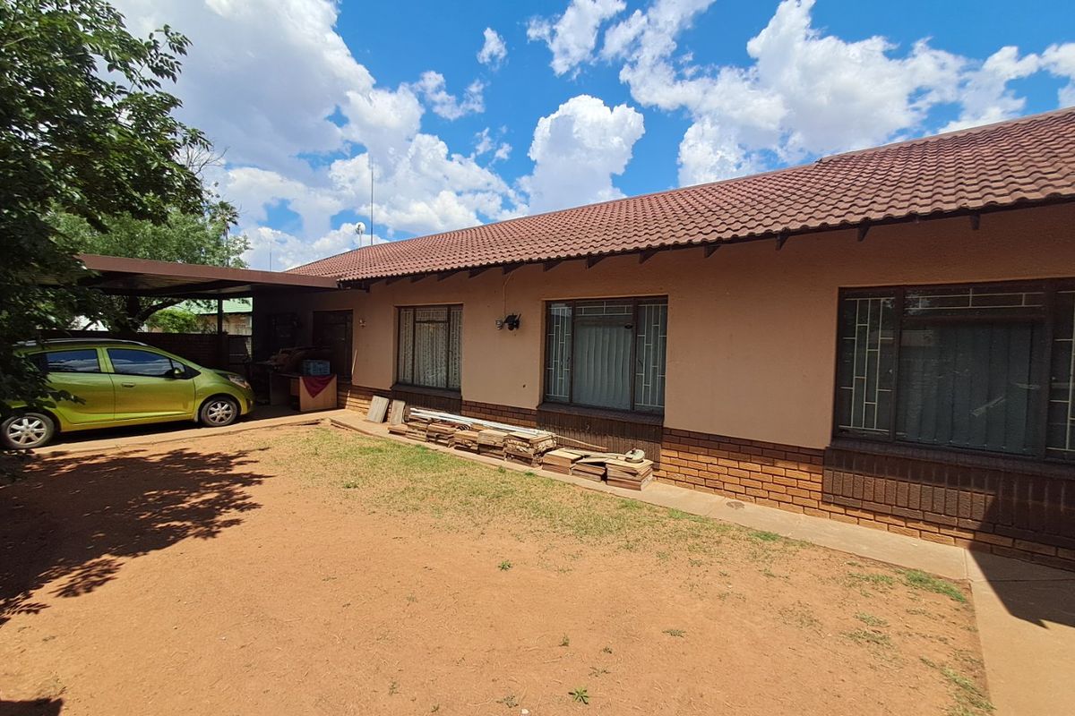 4 Bedroom 3 Bathroom property for sale in Stilfontein EXT 4. - Photo 4