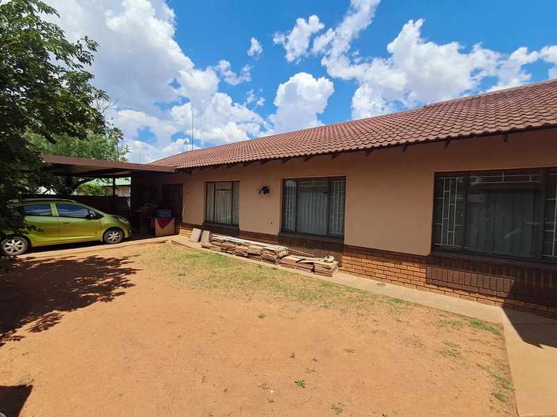 4 Bedroom 3 Bathroom property for sale in Stilfontein EXT 4. - Photo 4