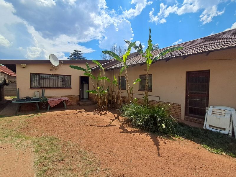 4 Bedroom 3 Bathroom property for sale in Stilfontein EXT 4. - Photo 8