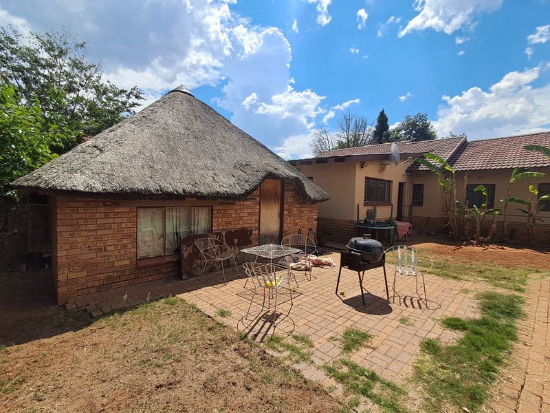 4 Bedroom 3 Bathroom property for sale in Stilfontein EXT 4. - Photo 7