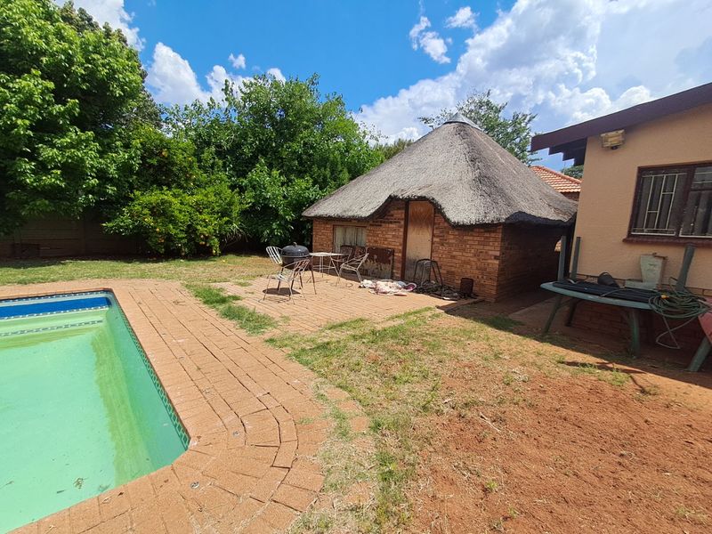 4 Bedroom 3 Bathroom property for sale in Stilfontein EXT 4. - Photo 6