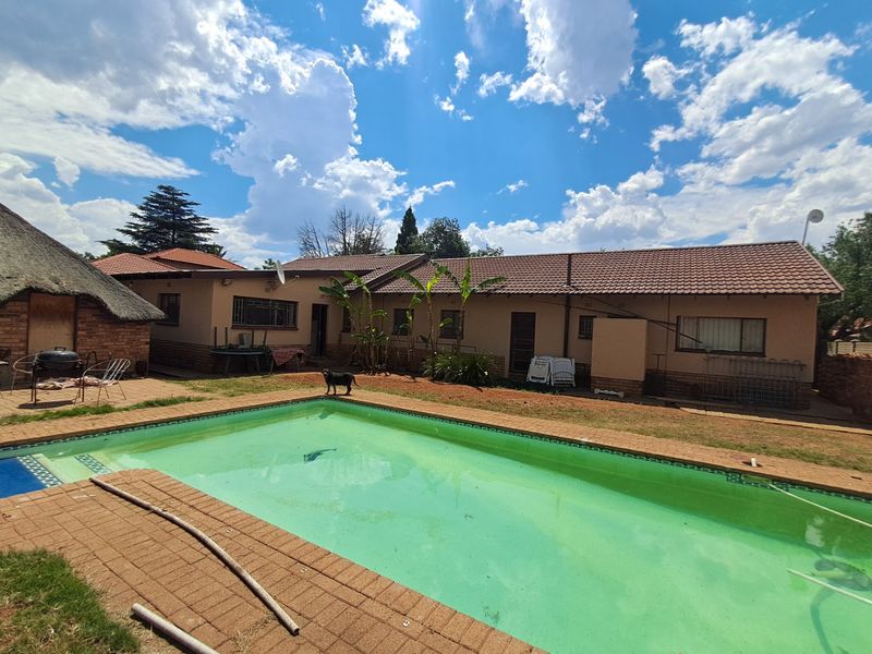 4 Bedroom 3 Bathroom property for sale in Stilfontein EXT 4. - Photo 1