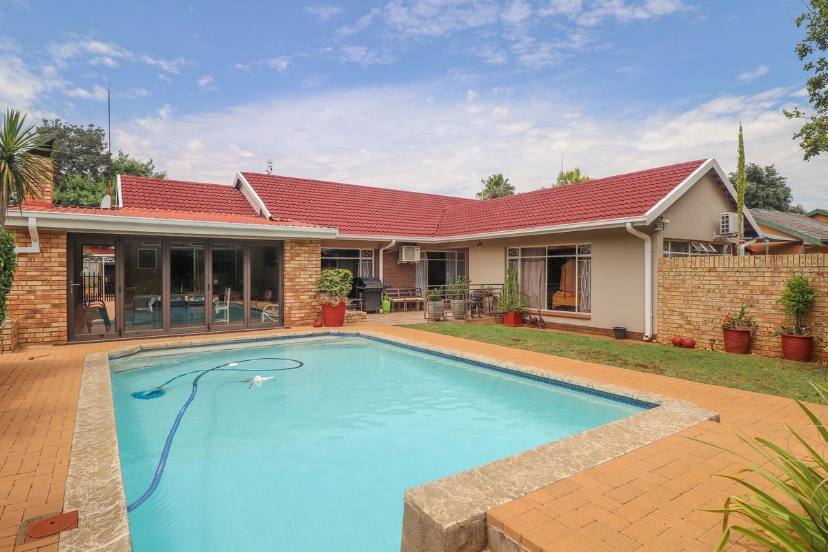 5 Bedroom house for sale in Stilfontein. - Photo 2