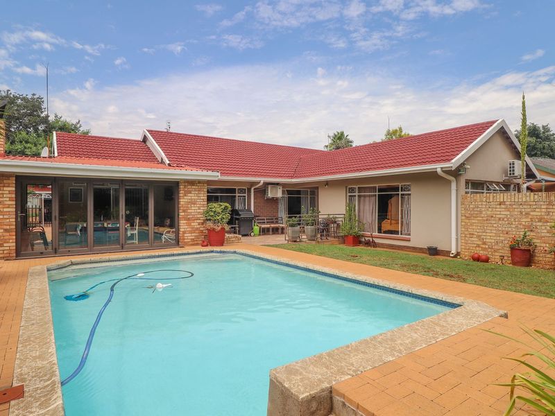 5 Bedroom house for sale in Stilfontein. - Photo 2