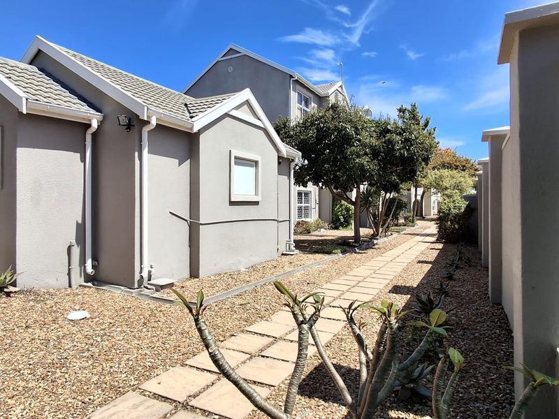 Escape to Easy Living in Secure Bergzicht!  - Photo 9