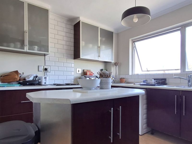 Escape to Easy Living in Secure Bergzicht!  - Photo 4