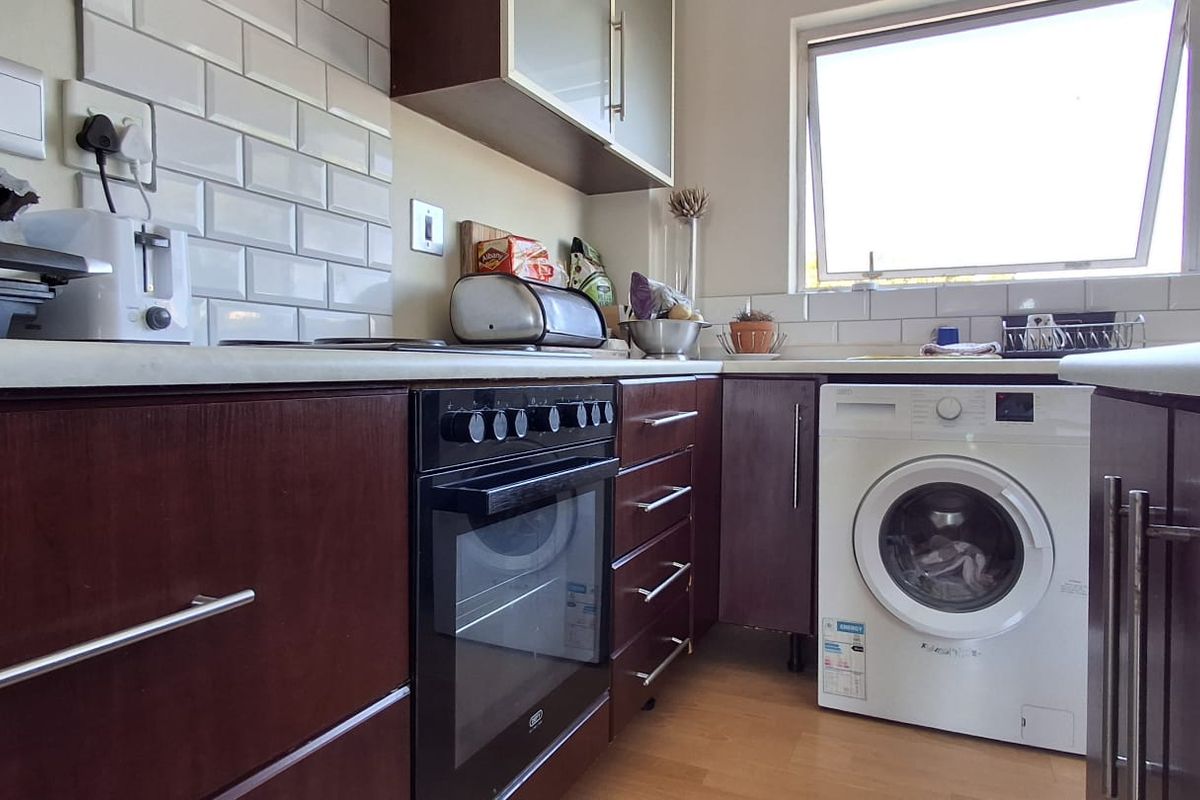 Escape to Easy Living in Secure Bergzicht!  - Photo 5