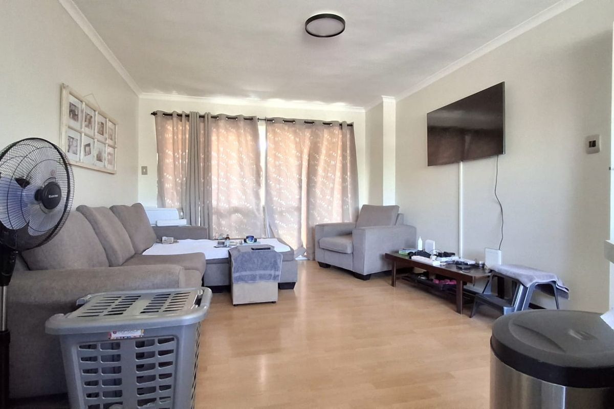 Escape to Easy Living in Secure Bergzicht!  - Photo 2