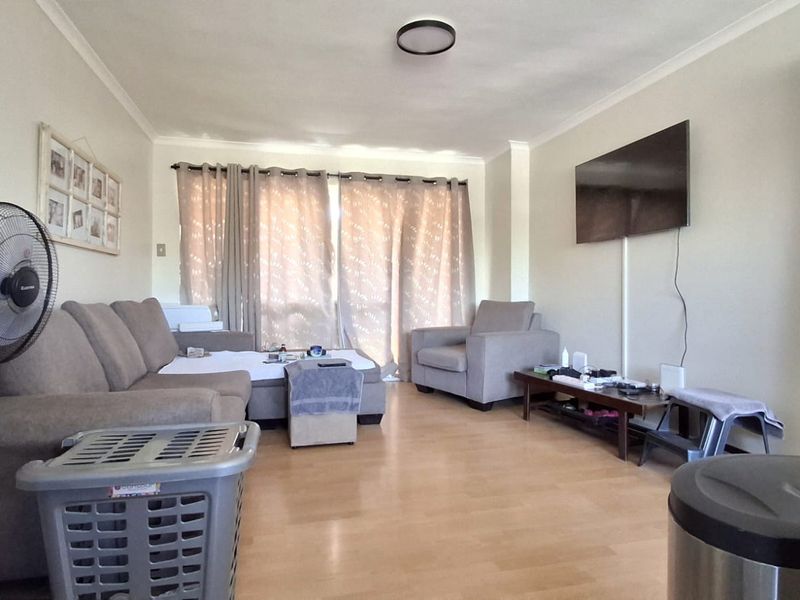 Escape to Easy Living in Secure Bergzicht!  - Photo 2