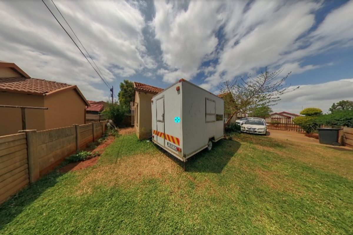 Reduced Price – 3 Bedroom Home with Massive Potential in The Orchards! - Photo 4