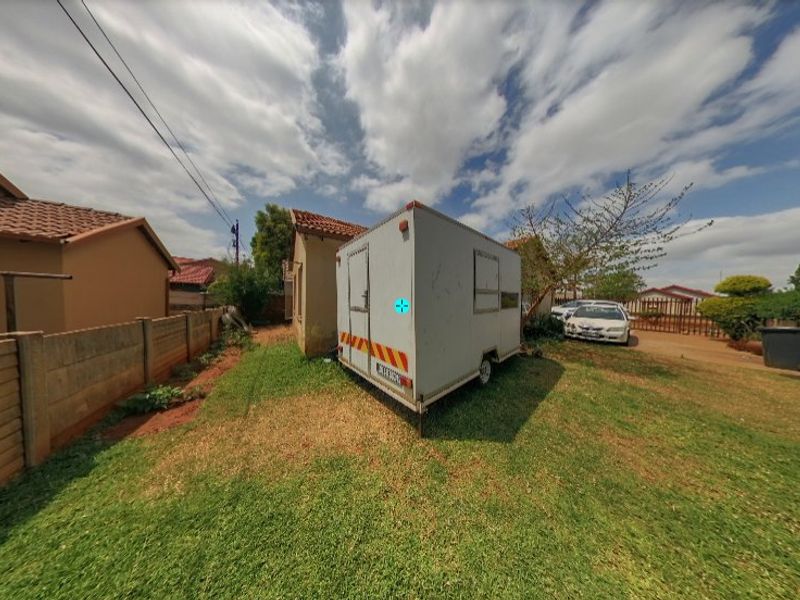 Reduced Price – 3 Bedroom Home with Massive Potential in The Orchards! - Photo 4