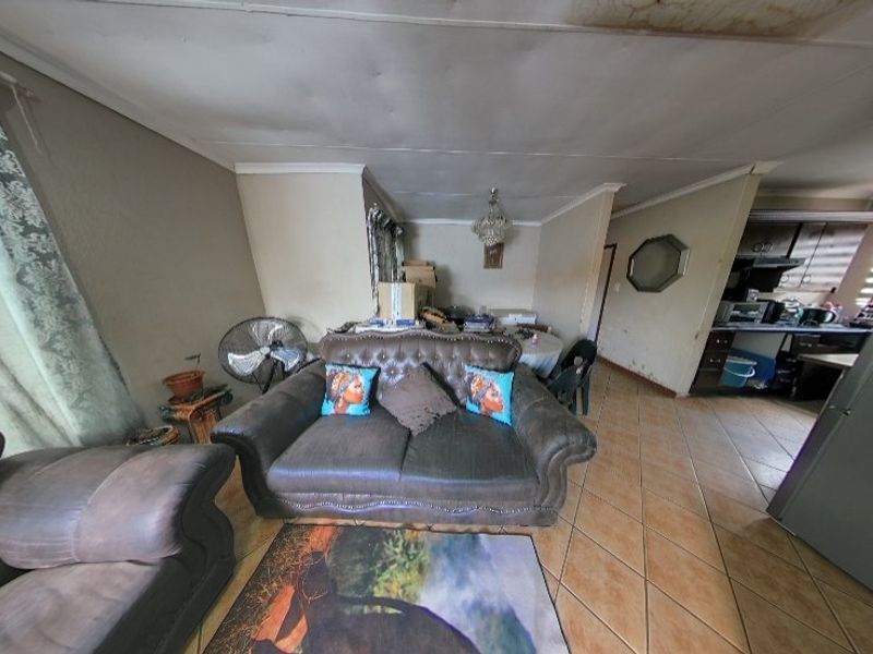 Reduced Price – 3 Bedroom Home with Massive Potential in The Orchards! - Photo 6