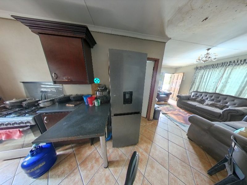 Reduced Price – 3 Bedroom Home with Massive Potential in The Orchards! - Photo 10