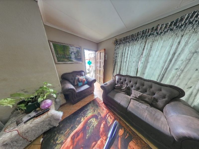 Reduced Price – 3 Bedroom Home with Massive Potential in The Orchards! - Photo 5