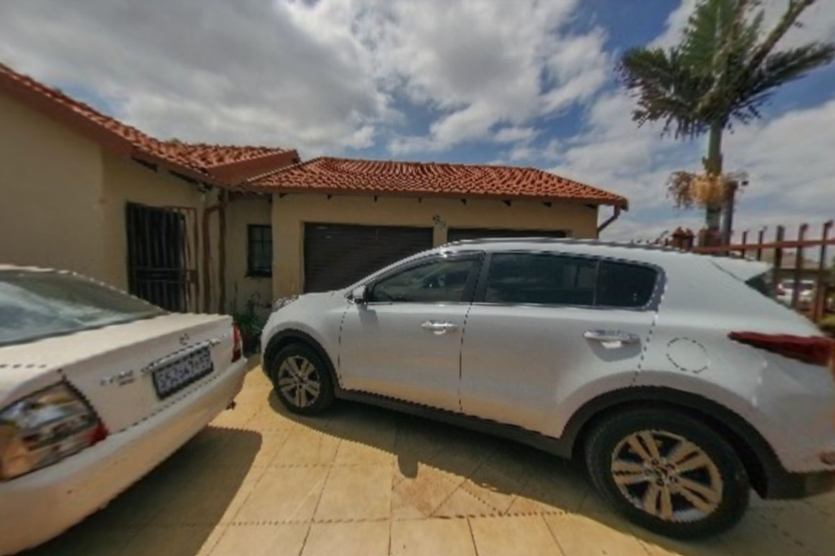 Reduced Price – 3 Bedroom Home with Massive Potential in The Orchards! - Photo 2