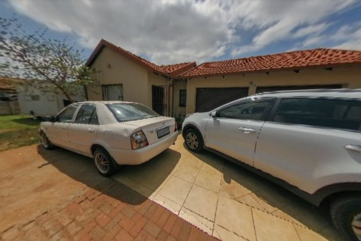 Reduced Price – 3 Bedroom Home with Massive Potential in The Orchards! - Photo 3