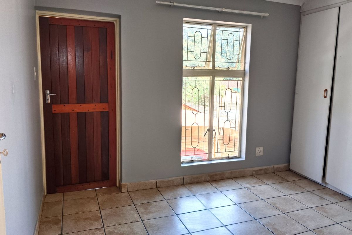 2 Bedroom Apartment Available - Photo 2