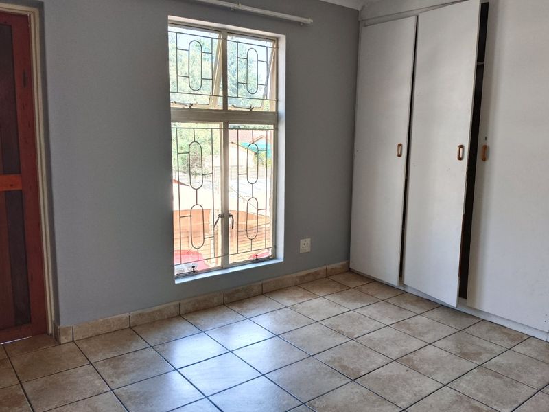 2 Bedroom Apartment Available - Photo 8