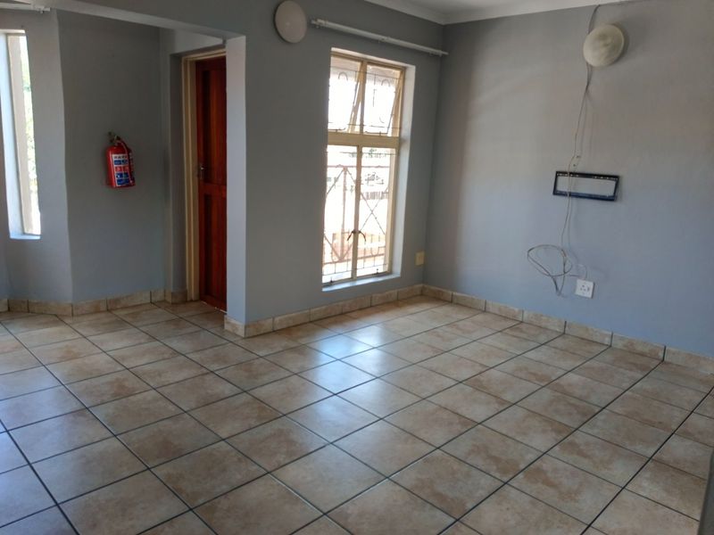 2 Bedroom Apartment Available - Photo 3