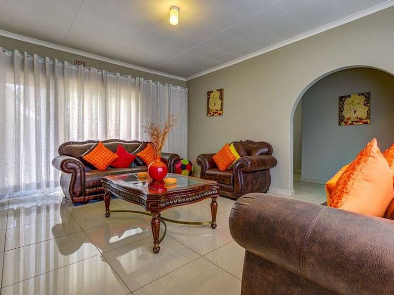 Spacious Family Home with Versatile Living Areas - Photo 2