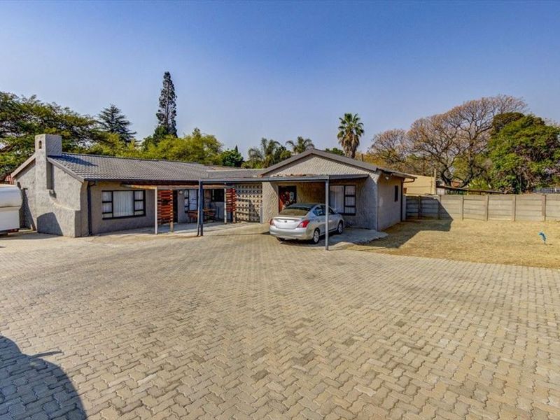 Spacious Family Home with Versatile Living Areas - Photo 3