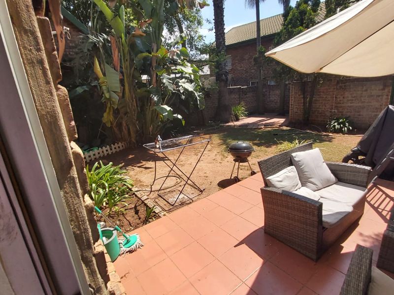 Comfortable Family Home with Functional Design - Photo 8