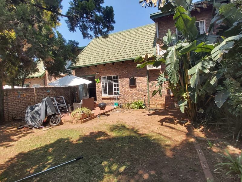 Comfortable Family Home with Functional Design - Photo 6