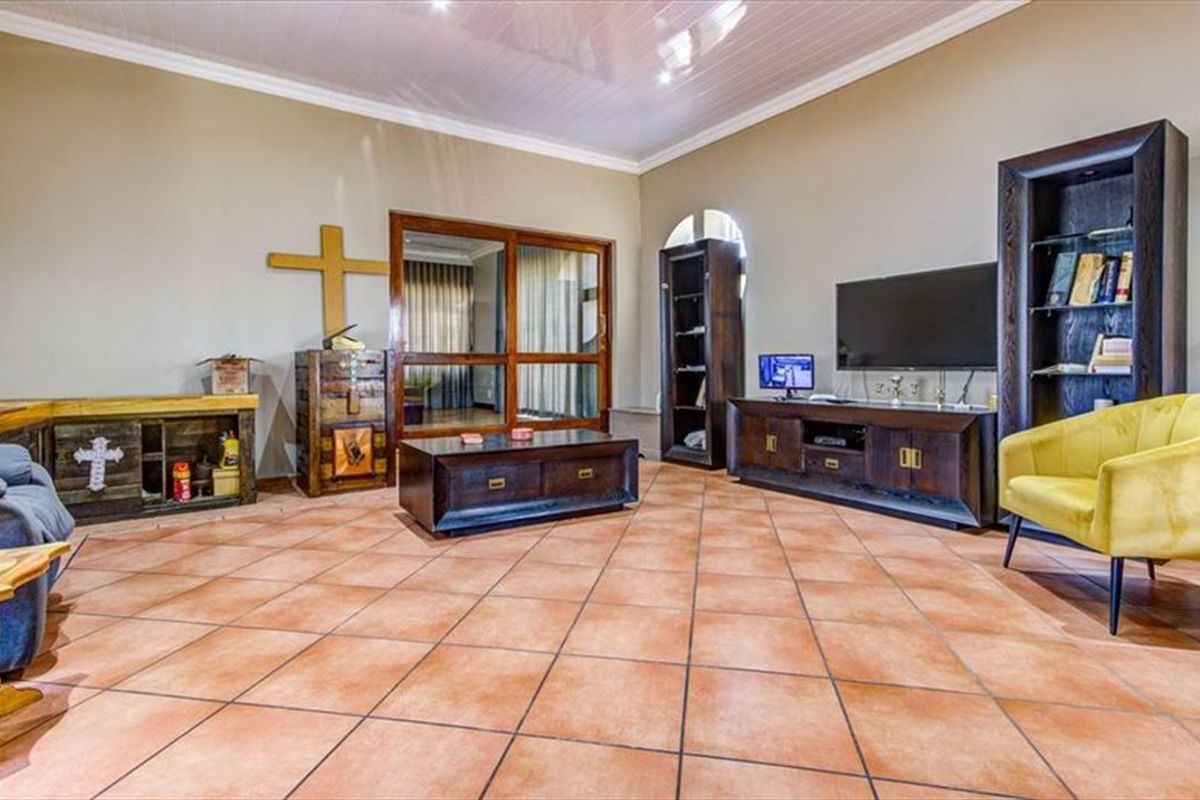 Luxury Family Home with Ample Space and Extras - Photo 2