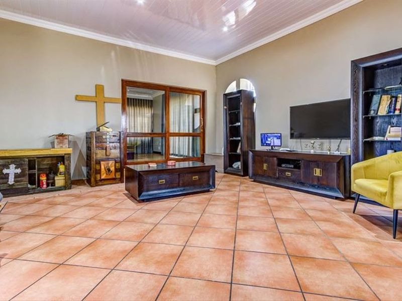 Luxury Family Home with Ample Space and Extras - Photo 2