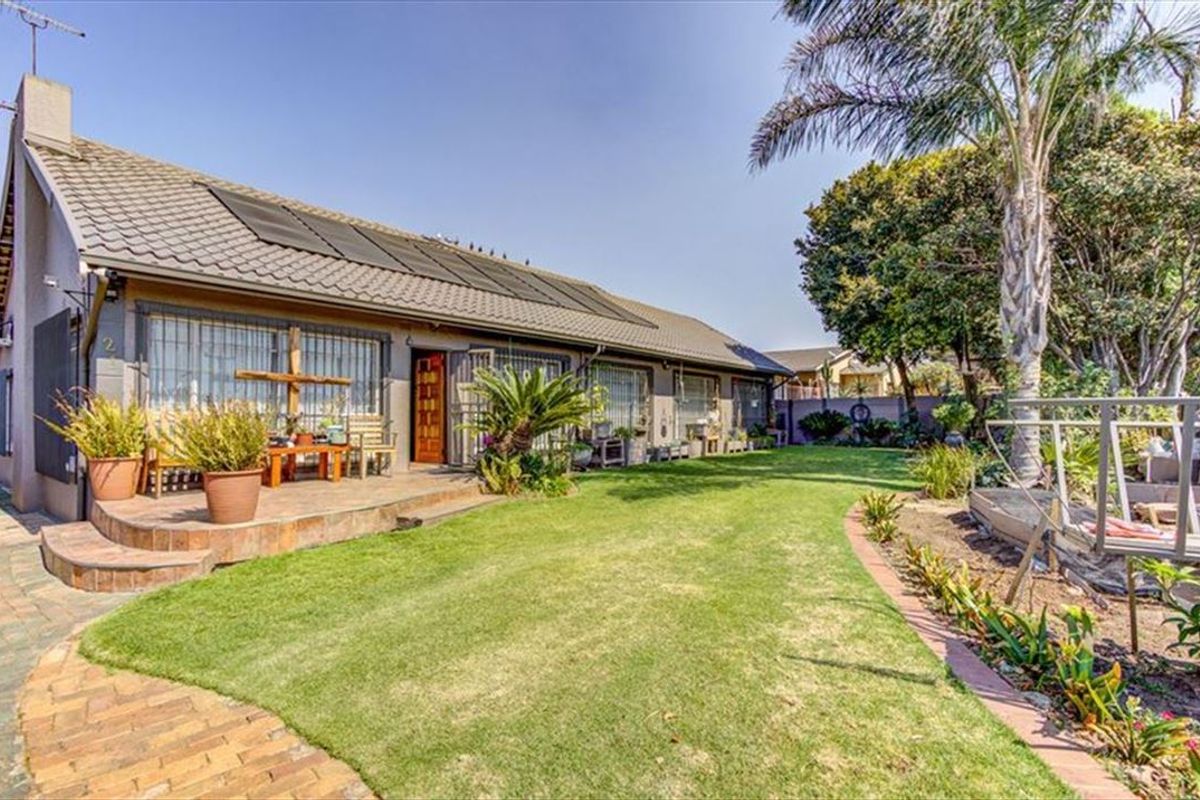 Luxury Family Home with Ample Space and Extras - Photo 3