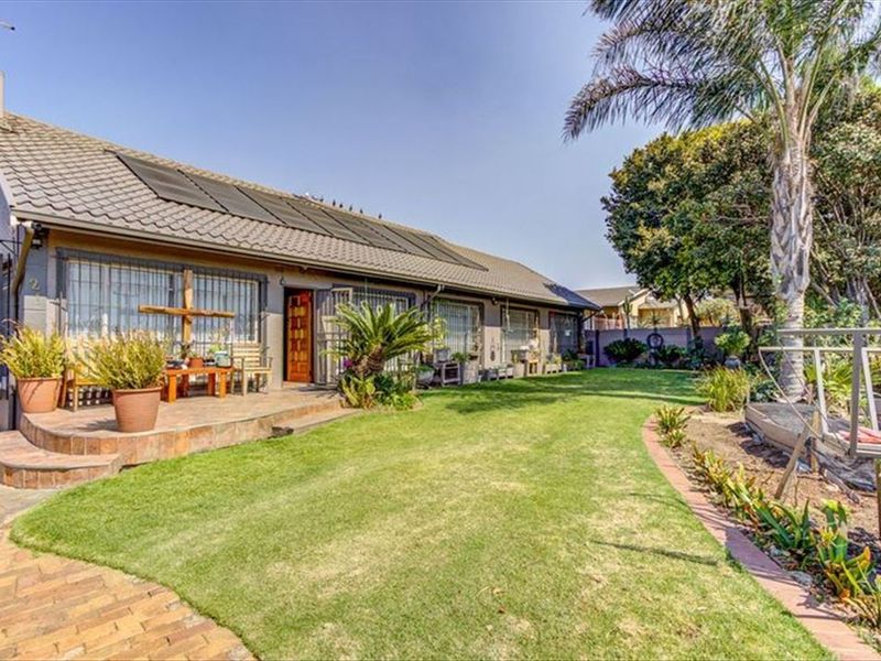 Luxury Family Home with Ample Space and Extras - Photo 3