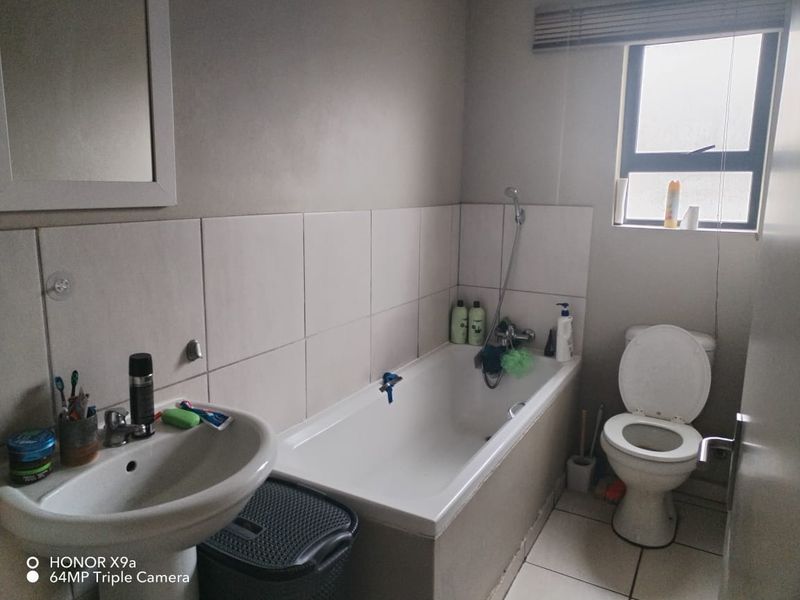 Modern 2-Bedroom Apartment in Rynfield AH for Sale! - Photo 6