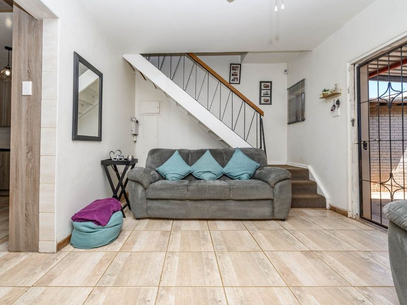 Modern Home  - Photo 3