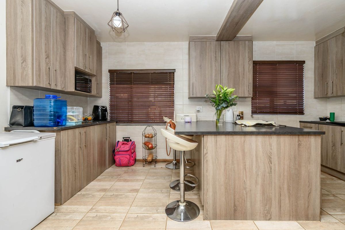 Modern Home  - Photo 4