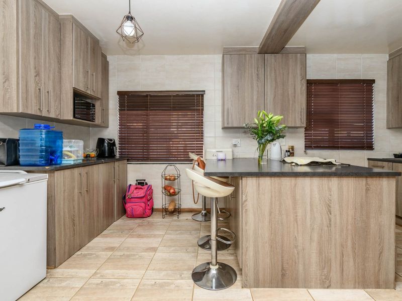 Modern Home  - Photo 4