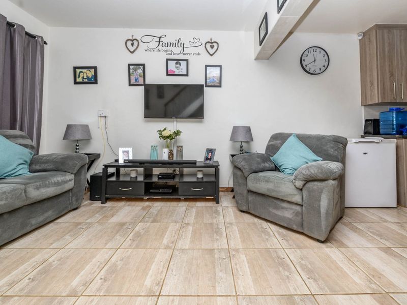 Modern Home  - Photo 10