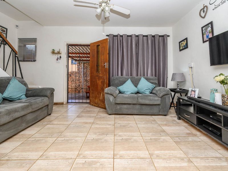 Modern Home  - Photo 9