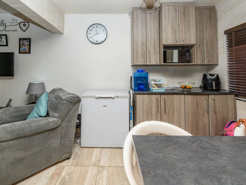 Modern Home  - Photo 8