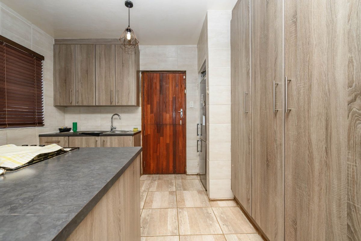 Modern Home  - Photo 5