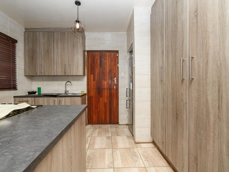 Modern Home  - Photo 5