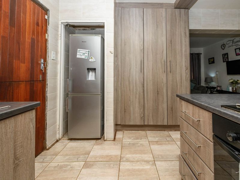 Modern Home  - Photo 7