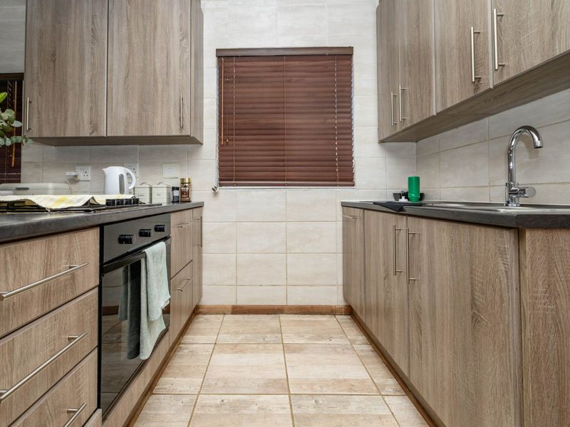 Modern Home  - Photo 6