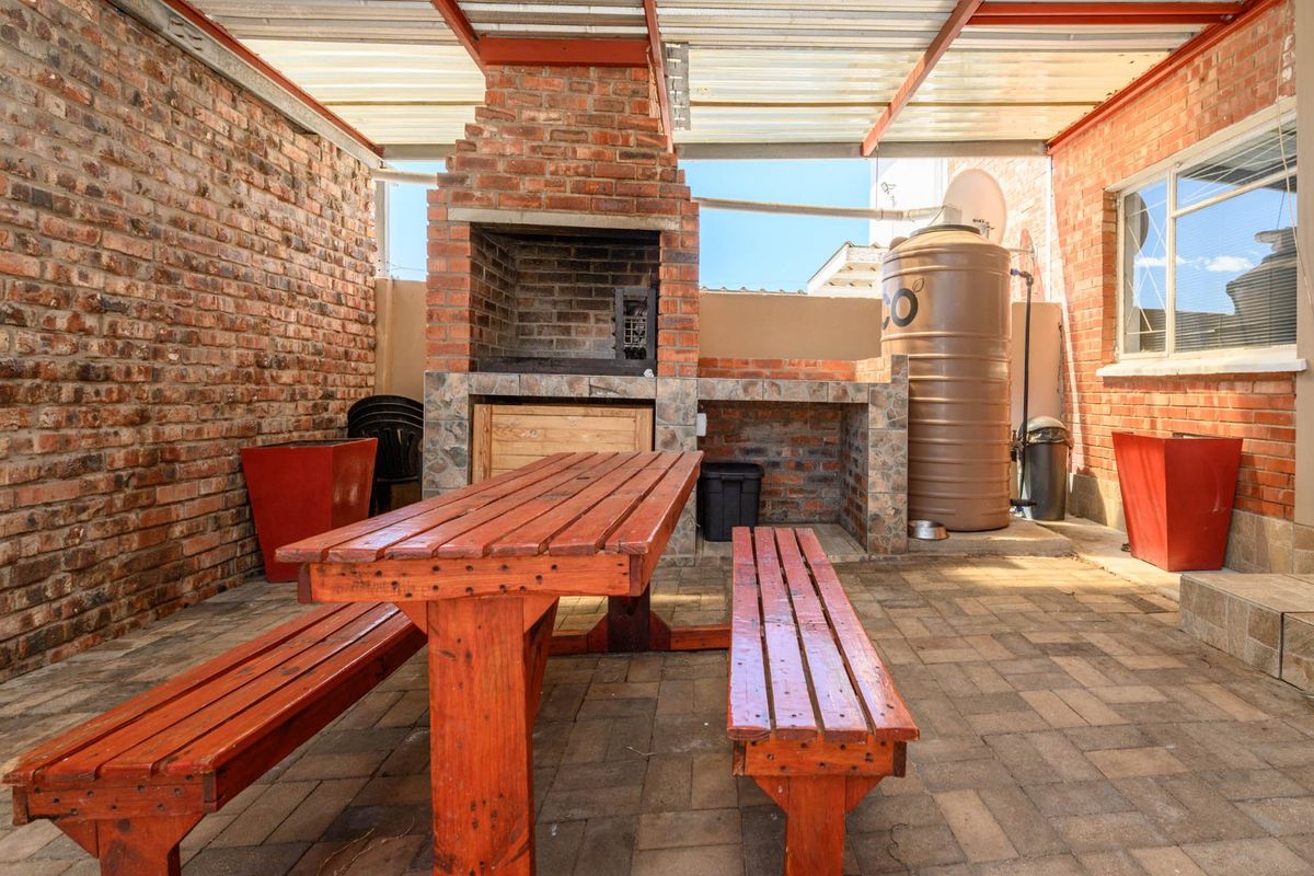 Modern Home  - Photo 2