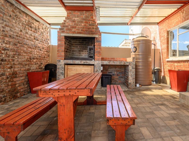 Modern Home  - Photo 2