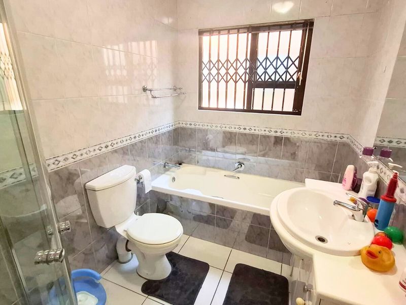 3-Bedroom House for Sale in Sought-After Carlswald Close Complex, Halfway Gardens - Photo 5