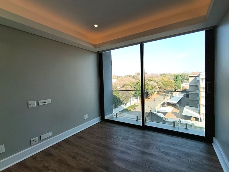 Upmarket 1 bedroom unit in the prestigious Melrose Arch Precinct - Photo 2
