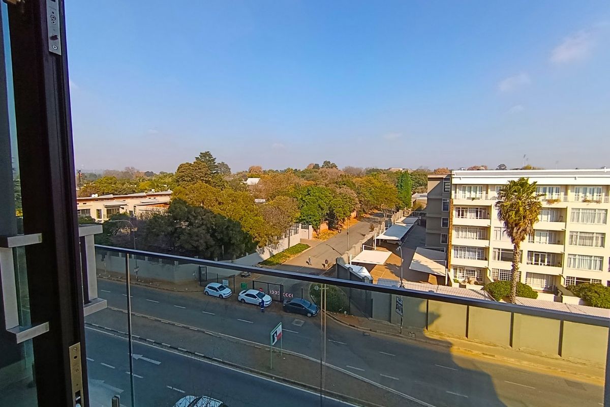 Upmarket 1 bedroom unit in the prestigious Melrose Arch Precinct - Photo 4